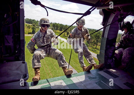 Reserve Officers' Training Corps ROTC jüngstere Söhne Timothy Dudley und Nicholas Calderon gehen in Position zum Abseilen aus einem UH-60 Black Hawk Hubschrauber in der letzten Phase des Air Assault Course bei Dickman Field, 23. Juli 2013 in Fort Benning, Georgia.  Ashley-Cross Stockfoto