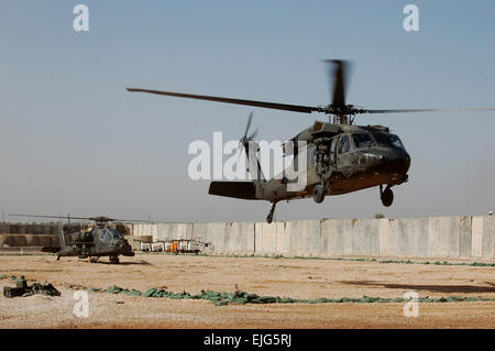 Ein Blackhawk und Apache Kampfhubschrauber vom 3. und 4. Bataillone, Combat Aviation Brigade, 4. US-Infanteriedivision, Multi-National Division-Bagdad, vorbereiten, Camp Dolby während einer kombinierten Luft Einfügeoperation sechs Meilen südlich von Bagdad Anfang dieses Jahres abzuweichen. Zwischen den 5 Millionen Gallonen Kraftstoff gepumpt, die Tausende von Stunden geflogen und die unzähligen Stunden steckte in von den Betreuern, die Brigade erfolgreich vollendet seine einjährige Mission zur Unterstützung der Operation Iraqi Freedom, und jeder Soldat kehrte sicher nach Hause zu ihren Familien Anfang Juni.          Luftfahrt-Brigad zu bekämpfen Stockfoto