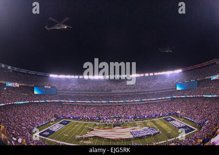 EAST RUTHERFORD, N.J. - Blackhawk Hubschrauber aus New Jersey Air National Guard ausführen eine Überführung, während Soldaten, Marines, Matrosen, Küste Gardisten und Flieger ein U.S.-förmigen amerikanische Flagge über das Feld während der Pre-game Zeremonien für die NFL-Saison Eröffnung Spiel zwischen den New York Giants und die Dallas Cowboys im MetLife Stadium, Sept. 5 angezeigt. Mehr als 60 Mitglieder-Service präsentiert die große Fahne, wie Queen Latifah die Nationalhymne sang. US-Armee John Manley Stockfoto