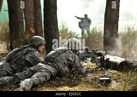 Dragoner zugewiesen Bull Truppe, 1. Staffel teilgenommen 2d Kavallerie-Regiment in einer live-Feuer-Übungen in Grafenwöhr Training Area befindet sich in der Nähe von Rose Barracks, Deutschland, 5. März 2015. Troopers durchgeführt-Gruppe und taktische Bewegungen während Angriff auf ein Ziel von ihr Strykers und Mörtel Feuer während des Trainings unterstützt.  Sgt. William A. Tanner Stockfoto