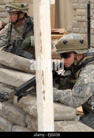 US-Armee Sfc. Angel Clemons dokumentiert Soldaten aus dem 2. Bataillon, 11. Feldartillerie-Regiment aus Schofield Barracks, Hawaii, während einer Ausbildung Bewegung in Fort Irwin, Kalifornien, 20. September 2007.  SPC. Tiffany Dusterhoft Stockfoto