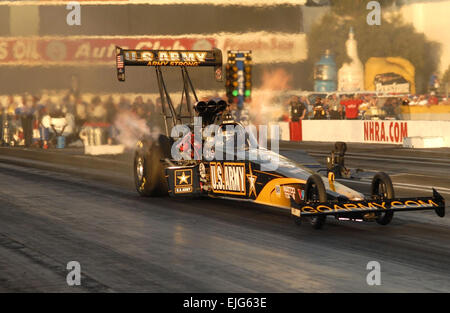 Tony "The Sarge" Schumacher, an Bord seiner Armee Top Fuel Dragster, der Auto-Club-Finale in Pomona, Kalifornien, November 4 erfasst und holte sich seinen vierten aufeinander folgenden NHRA POWERade World Championship.  Vereinigte Staaten Armee läuft Stockfoto