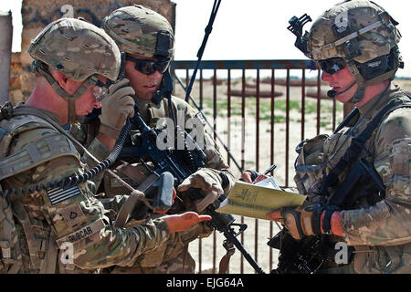 US Army 2nd Lt. Nicholas Prieto, Zugführer mit der 82nd Airborne Division 1st Brigade Combat Team, arbeitet mit forward Observer, Spc. Jonathan Myers, Aufruf Unterstützung aus der Luft bei einem Feuergefecht mit Aufständischen, 30. Juni 2012, Provinz Ghazni, Afghanistan. Auf der linken Seite ist Prietos Funker, Pfc. Blaze Glocar.   Sgt. Michael J. MacLeod, Task Force 1-82-PAO Stockfoto