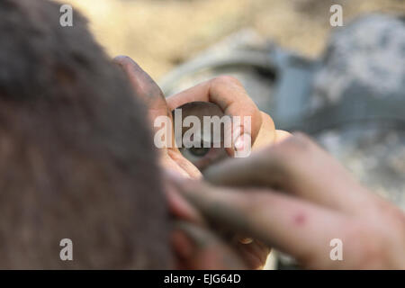 US Army Spc. David W. McGugin, ein Funktelefon-Operator mit 3. Bataillon, 509. Infanterie-Regiment, 4. Infanterie-Brigade Combat Team in der Luft, 25. Infanterie-Division, gilt Tarnung bei der Joint Readiness Training Center in Fort Polk, Louisiana, 19. April 2014. Soldaten mit 4-25 IBCT A nahmen an einer entscheidenden Aktion training Umwelt Übung entwickelt, um eine Einheit Fähigkeit zur Durchführung von gleichzeitige Offensive, defensive und Stabilisierungsoperationen zu testen, während die Verteidigung Unterstützung zivilen Behörden.  US Army Staff Sgt Christopher Klutts, 20. Public Affairs-Abteilung Stockfoto