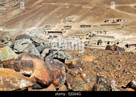 US Army Spc. Kyle Jester ein LeMars, Iowa, Bewohner und Infanteristen mit Hauptsitz Hauptsitz Truppe befestigt Bravo Truppe, 1. Staffel, 113 Kavallerie-Regiment, bietet über Uhr Sicherheit für Soldaten patrouillieren durch Dandarh Dorf, Evidenzen Safi District, Parwan Provinz, Afghanistan, 9. Dezember 2010. Bravo besucht Truppe die Dandarh Dörfer, eine Patrouille durchzuführen und eine Beziehung mit dem Dorf Malik und ältesten zu etablieren.  SPC. Kristina Gupton Stockfoto