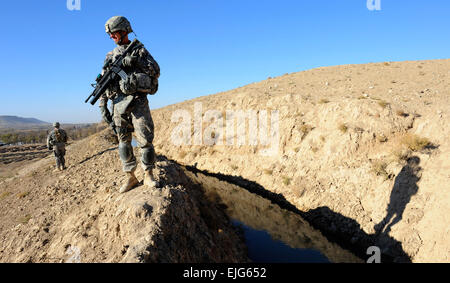 SPC. Joseph Murphy, Vorder- und Sgt. David Shanahan einen Abschnitt des Kanals während einer Untersuchung vor Ort in der Nähe von Highway 1, Zabul Provinz, Afghanistan, 27 November zu sichern. Spezialist für Murphy und Sergeant Shanahan sind provinzielle Rekonstruktion Team Zabul Sicherheitstruppe zugeordnet. US Air Force Foto/Staff Sgt. Brian FergusonReleased Stockfoto