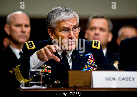 Armee-Stabschef General George W. Casey Jr., bezeugt auf dem Capitol Hill vor dem Senate Armed Services Committee Anhörung über das Militär nicht Fragen, nicht erzählen Politik am 3. Dezember 2010. Armee-Foto von D. Myles Cullen Stockfoto