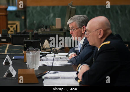 Secretary Of The Army John McHugh antwortet auf eine Frage von einem Mitglied der Senate Armed Services Committee, 8. März 2012 auf dem Capitol Hill. McHugh und Chef des Stabes der Armee General Raymond T. Odierno bezeugten vor dem Ausschuss für den Defense Authorization Request für Geschäftsjahr 2013 und die künftige Verteidigung Jahresprogramm.  Staff Sgt Bernardo Fuller Stockfoto