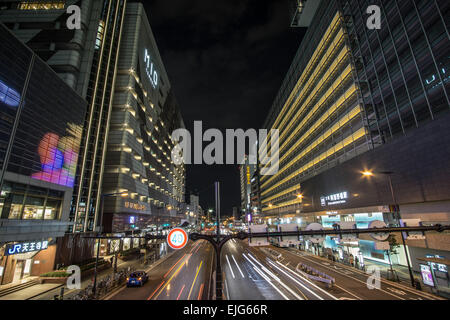 Dramatische Nachtansicht der Abeno Harukas und Mio Gebäude Tennoji, Osaka, Japan Stockfoto