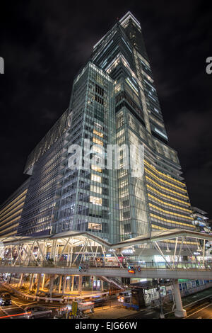 Dramatische Nacht Blick auf die Abeno Harukas Gebäude in Tennoji, Osaka, Japan Stockfoto