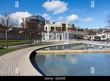 Das schottische Parlament in Edinburgh Schottland mit den neuen externen Besuchereingang hinter der Betonwand auf der rechten Seite. Stockfoto