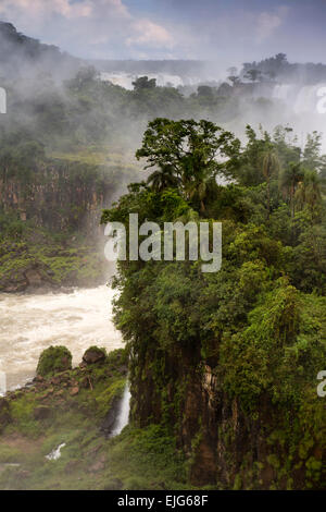 Argentinien, Iguazu Wasserfälle, Isla San Martin umrahmt von Wasserfällen Stockfoto