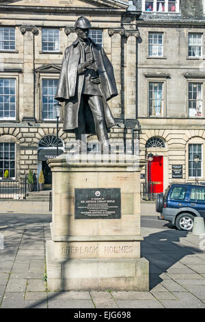 Statue von Sherlock Holmes im Gedenken an Sir Arthur Conan Doyle im schottischen Edinburgh Picardy Place Stockfoto