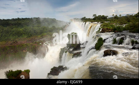 Argentinien, Iguazu Wasserfälle, Panoramablick über Wasserfälle von Salto Bernabe Mendez Stockfoto