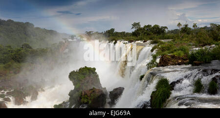Argentinien, Iguazu Wasserfälle, Panoramablick auf Regenbogen über Wasserfälle von Salto Bernabe Mendez Stockfoto
