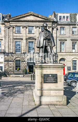 Statue von Sherlock Holmes im Gedenken an Sir Arthur Conan Doyle im schottischen Edinburgh Picardy Place Stockfoto