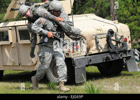 Soldaten Vorform Combat Lifesaver Techniken beim Durchlaufen der Konvoi Fahrspuren, die Ausbildung im Betrieb Sustainment Krieger 2014 gemeinsame Basis McGuire-Dix-Lakehurst, New Jersey OSW ein jährliche Army Reserve Training veranstaltet in diesem Jahr von den 655th regionale Selbsthilfegruppe, Chicopee, Massachusetts ist, entwickelt, um strenge und relevante Einzeltraining, die Bereitschaft der Soldaten und Kundenbindung verbessert. US Army Spc. Thomas X. Crough Stockfoto