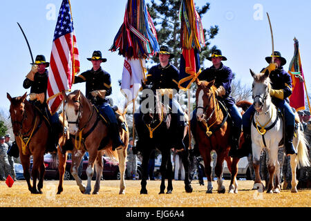 Fort Carson montiert Color Guard begrüssen die Farben bei einem Befehl Zeremonie für die 4. Infanterie-Division am Gründer Feld in Fort Carson, Colorado, 14. März 2013.  CPL William Smith Stockfoto