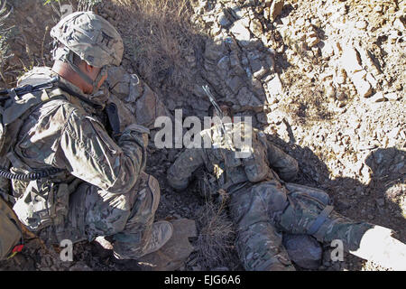 Sgt. Nathan Fleshman, Infanterist zugewiesen Firma C, 3. Bataillon, 187. Infanterie-Regiment, 3rd Brigade Combat Team "Rakkasans," 101st Airborne Division Air Assault, untersucht eine kleine Höhle für Waffen und Aufständischen Aktivitäten in der Nähe von Combat Outpost Bowri Tana, Afghanistan, 30. November 2012. Soldaten von Firma C durchgeführt eine Sicherheitspatrouille auf der Suche nach der Website, wo eine Rakete aus bei den jüngsten Angriff auf ihre Bekämpfung Außenposten gefeuert wurde.  Sgt. 1. Klasse Abram Pinnington, Task Force 3/101 Public Affairs Stockfoto