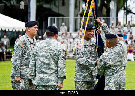 US Army General Vincent Brooks, eingehende Kommandierender General der US Army Pacific, zurück das Gerät Farben Command Sergeant Major Frank M. Leota während einer Änderung der Befehl Zeremonie in Fort Shafter, Hi. 2. Juli 2013.  Staff Sgt Teddy Wade Stockfoto