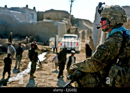 Provinz LOGAR, Afghanistan – US Army 2nd Lt. Glen D. Pegher des Mars, PA., Zugführer zugewiesen Firma D, 2. Bataillon, 30. Infanterie-Regiment, 4th Brigade Combat Team, 10th Mountain Division, Task Force Sturm, garantiert, dass seine Soldaten sind in entsprechenden Feuerstellungen und bietet Sicherheit für die afghanischen nationalen Sicherheitskräfte im Kharwar Bezirk Jan. 10. Soldaten der Co. D und ANSF erholte sich zwei Caches und vier Menschen während der zweitägigen Operation verhaftet.  US Armee Sgt. Cooper T. Cash, Task Force Patriot Public Affairs Stockfoto