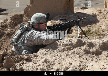 US Army Pfc Justin Pierce Kavallerie Scout mit 1. Zug Bravo Truppe, 1. Eskadron des 172. Kavallerie-Regiment und ein Bewohner von Pittsfield, Massachusetts, bietet Sicherheit für seine Kameraden während eines Besuchs zu einem afghanischen nationalen Polizei ANP-Außenposten im Stadtteil Jabal Saraj, Parwan Provinz, Afghanistan, 8. Oktober 2010. Bravo besucht Truppe die ANP-Außenposten auf die Sicherheitskräfte überprüfen und einen Bereich Recon durchführen. SPC Kristina Gupton Stockfoto