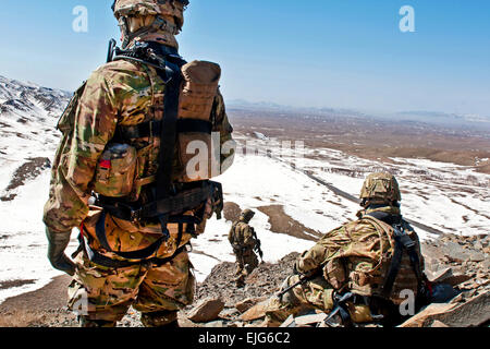 SPC. Richard Madrid Links und Command Sergeant Major Samuel Murphy von 3rd Stryker Brigade Combat Team, 2. US-Infanteriedivision, nehmen an den Blick auf den Horizont an einem Kontrollpunkt in der Nähe von Daab Pass im Shinkay Bezirk, Afghanistan, Februar 25. Stockfoto