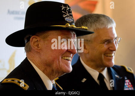 Armee Generalleutnant Harold Moore, i.r. und General George W. Casey Jr., Stabschef der Armee, beantworten Fragen im Rahmen einer Pressekonferenz zum Abschluss der feierlichen amerikanische Staatsbürgerschaft Vertrauen nationale Freiheit in Montevallo AL, 15. Februar 2010.  Moore, die von Mel Gibson in dem Film "Wir waren Soldaten" war die erste Reciepent des National Freedom Award die Keynote während dieser Jahre Präsentation an die gemeinsame Empfänger Generalmajor George W. Casey, Sr., posthum gab und General George W. Casey Jr. dargestellt wurde.  US Armee-Foto von D. Myles Cullen veröffentlicht Stockfoto