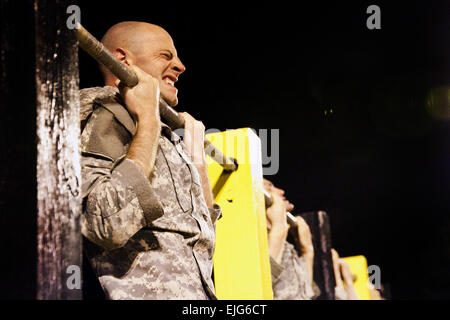 Armee 2nd Lt. Tyler Littlefield, links, führt Klimmzüge auf Kirby Field während des Ranger Assessment Trainings im Army National Guard Warrior Training Center in Fort Benning, Georgia, 10. Februar 2013. Littlefield erhält der 2. Squadron, 16. Kavallerie-Regiment, 316th Kavallerie-Brigade.  Ashley-Cross Stockfoto