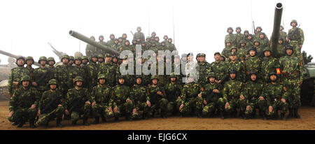 Vorsitzender der Joint Chiefs Of Staff Marine General Peter Pace, Senior Berater an den Vorsitzenden der Joint Chiefs Of Staff, US Armee Sgt. Major William Gainey, angeworben und chinesischen Tanker Soldaten mit der Volksbefreiungsarmee posieren für ein Foto im Trainingslager Shenyang, China, 24. März 2007.  Staff Sgt D. Myles Cullen, US Air Force. Stockfoto