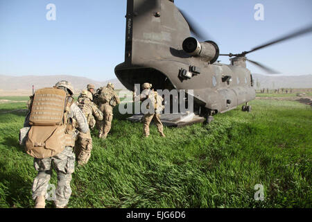 US-Armee Soldaten mit 1. Bataillon, 6. Feldartillerie-Regiment, konzentrierte sich gezielt Kraft, 3. Brigade, 1. US-Infanteriedivision, bereiten Sie einen CH-47 Chinook-Hubschrauber in der Stadt Gardez an Bord Paktiya Provinz, Afghanistan, 27. April 2011 Stockfoto