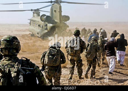 Soldaten und Matrosen zugewiesen, provinzielle Rekonstruktion Team PRT Farah und Führung der Farah-Generaldirektion Landwirtschaft, Bewässerung und Vieh-Datei auf ein CH-47 Chinook Hubschrauber nach einem Schlüssel Führer Engagement in Lash-e Juwayn, Jan. 24.  PRT Farah trafen sich mit wichtigen Führern in Lash-e Juwayn, eine kontinuierliche Bewässerung-Projekt zu diskutieren.  PRT Farah Mission ist, trainieren, beraten und unterstützen afghanische Staats-und Regierungschefs bei den Stadtwerken, Kreis und Landesebene in der Provinz Farah, Afghanistan.  Ihre zivile Militär-Team besteht aus Mitgliedern der US-Marine, US Army, US Department Stockfoto