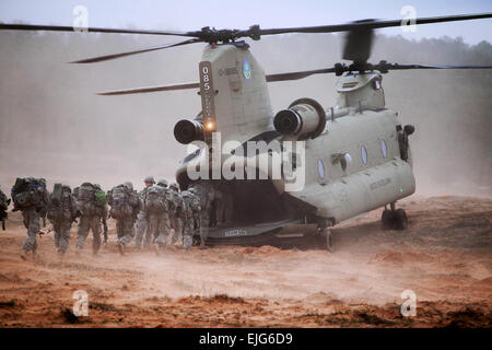 Scout-Teams an Bord der Chinook-Hubschrauber, die nahm sie an der ersten konstituierenden Gainey Scout Pokalwettbewerb, die 5 März in Fort Benning begann. US Armee-Foto Patrick A. Albright Stockfoto