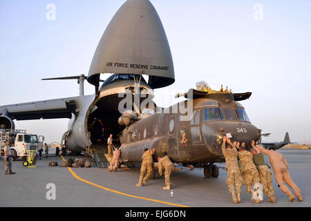 New York Army National Guard Soldaten des Rochester Ablösung 1 zugewiesen, Unternehmen B, 3. Bataillon 126. Aviation Heavy Lift Last CH-47 Hubschrauber auf einer c-5 Galaxy bei ihrer Vorbereitung auf die Rückkehr in die Vereinigten Staaten nach einem neun-Monats-Einsatz in Afghanistan am 20. April.  1st Lt. Benjamin J. Apostel Stockfoto