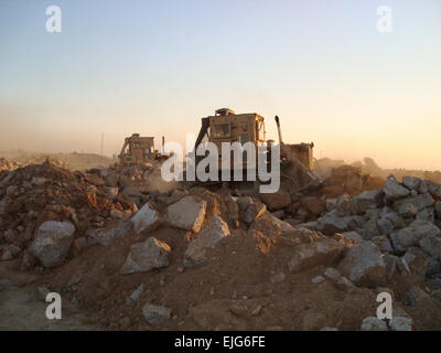 Zwei 25-Tonnen-Bulldozer Betreiber schieben massive Haufen von Schutt Weg von der Seite der Straße im nördlichen Baghdad während einer gemeinsamen Strecke Hygiene Mission unter der Leitung von 46. Engineer Combat Battalion Heavy und 6. irakischen Armee-Ingenieure. Das gemeinsame Team gelöscht mehr als 7.200 Kubikfuß von Schutt und Geröll aus den Straßen von Bagdad. Stockfoto