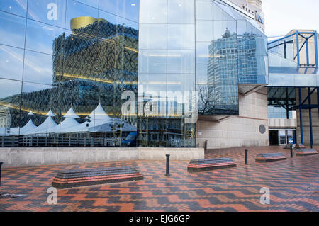 Bibliothek von Birmingham Spiegelbild im Fenster des ICC, Birmingham Stockfoto