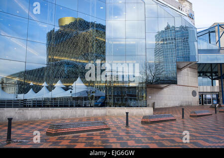 Bibliothek von Birmingham Spiegelbild im Fenster des ICC, Birmingham Stockfoto