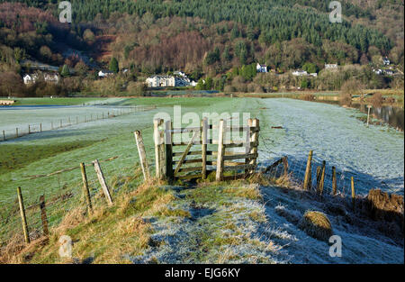 Stil und Tor auf Sperrwerks ein Wanderweg in der Nähe von Trefriw in Conwy Tal an einem frostigen Wintertag in Snowdonia Stockfoto