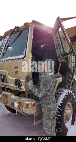 SPC. Eric Mendoza aus Worcester, mit 1166th Transportation Company, Worcester bereiten ihre LMTVs für Ebbe und Flut Kontrollen hier als Teil der Wache Antwort auf Winter Sturm Herkules, 3. Januar 2014. Die 1166th paart sich mit der Massachusetts State Police Notfallrettung Fähigkeiten während des Wintersturms Hercules vorbereiten. Die Mittel wurden für Messe National Guard bieten bis zu 400 Soldaten und Piloten gründliche Abdeckung unabhängig von der Schwere des Sturms zu gewährleisten. Die 1166th Soldaten gehörte in diese Antwort auch eine Evakuierung Kraft ausgestattet mit Hochwasser in der Lage, Fahrzeug Stockfoto