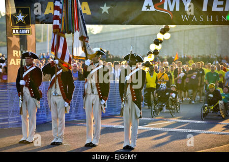 Eine Farbe-Wache von der US-Armee 3. Infanterie-Regiment "The Old Guard" die Farbe präsentieren während des Abspielens der Nationalhymne 2011 Armee zehn Miler in Washington, D.C. 9. Oktober 2011.  Mehr als 30.000 Läufer nahmen in diesem Jahr Rennen.  Staff Sgt Teddy Wade Stockfoto