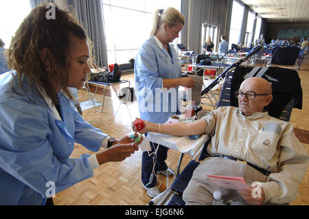 Ehemaliger US Army Captain George H. Froemke spendet Blut während einer Blutspendeaktion in der Arnold Hall Ballroom in der US Air Force Academy in Colorado 19. September 2007 statt.  Froemke ist ein Veteran des zweiten Weltkriegs, Korea und Vietnam. Blutproben werden Streitkräfte Mitglieder profitieren, indem Sie helfen, die dringenden Bedürfnisse der verwundete Amerikaner im Irak und in Afghanistan.  Mike Kaplan veröffentlicht Stockfoto