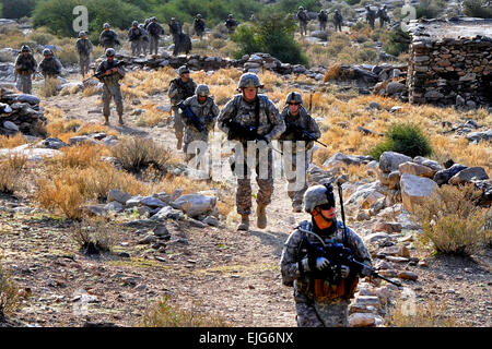 US Army Staff Sgt. James Hatcher Recht, Sicherheit Kraft Squad-Leader für Nuristan Provincial Reconstruction Team von Frederick, Maryland, führt eine Spalte zum Dorf Kautiak 30 Oktober.  Die PRT besucht oft lokale Dorfbewohner um zu sehen, wie ihre Regierung hilft ihnen ihr Leben nach mehr als drei Jahrzehnten des Krieges zu verbessern.  US Air Force Chief Master Sgt. Richard Simonsen, Laghman Provinz Rekonstruktion Team Öffentlichkeitsarbeit Stockfoto