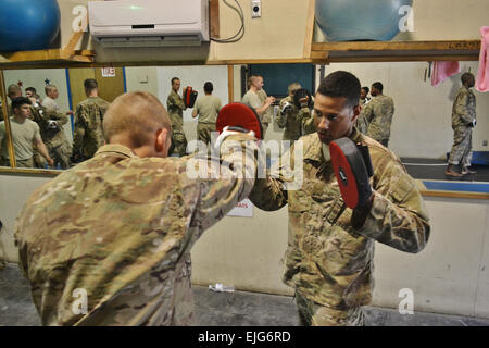 Sgt. Matthew Frazee Werke auf Arm Streik Kombination Bohrer mit Sgt. Kevin Brown während des Besuchs Combatives Level II Unterricht in Kandahar Flugplatz, Afghanistan, 26.April. Headquarters und Headquarters Company, 3. Sustainment Brigade bot Soldaten die Gelegenheit, diese zwei-Wochen-Kurs zu nehmen, wo die Teilnehmer die grundlegenden hand zu hand Kampffähigkeiten unterrichtet.   SPC. Rochelle Krueger, 3. Sustainment Brigade Public Affairs Stockfoto