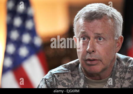 US-Armee General David McKiernan, Commander, US Forces Afghanistan und der NATO International Security Assistance Force, Vorträge für Mitglieder der Presse nach ihrer Ankunft in Camp Eggers, Kabul, Afghanistan, 6. Mai 2009.  US Air Force Master Sergeant Jerry Morrison McKiernan sieht eingehende Truppen als Möglichkeit in Afghanistan /-news/2009/05/07/20674-mckiernan-views-incoming-troops-as-opportunity-in-afghanistan/ Stockfoto