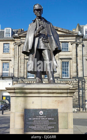 Statue von Sherlock Holmes im Gedenken an Sir Arthur Conan Doyle im schottischen Edinburgh Picardy Place Stockfoto