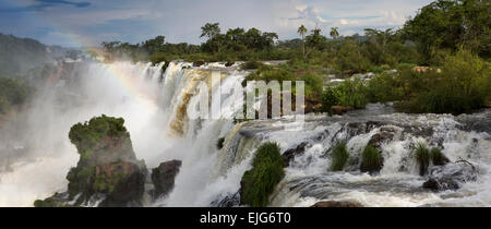 Argentinien, Iguazu Wasserfälle, Panoramablick auf Regenbogen über Wasserfälle von Salto Bernabe Mendez Stockfoto
