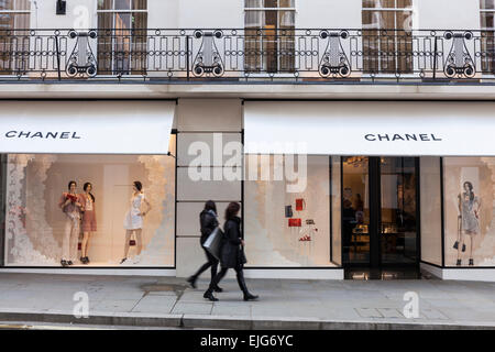 Das Modehaus Chanel auf New Bond Street in London, England. Stockfoto