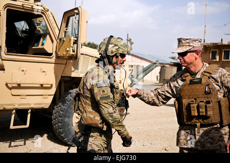 Marine Corps General John R. Allen, Kommandeur der NATO und der ISAF-Truppen in Afghanistan, gibt ein Soldat, Forward Operating Base Ghazni ein Schlag auf seinen Körper Rüstung zugeordnet, da er ihm für seinen Dienst und Opfer dankte. Während Allens Schlachtfeld Zirkulation zu Regional Command-East Aug. 15 er erhielt mehrere operative Briefings, traf sich mit dem Landeshauptmann von Ghazni und dankte USA, Polnisch und Afghanen für ihr Engagement für die Zukunft Afghanistans.  Die ISAF ist ein wichtiger Bestandteil des Engagements der internationalen Gemeinschaft in Afghanistan, Unterstützung der afghanischen aut Stockfoto