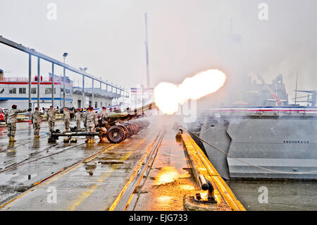 Fallschirmjäger von Alpha-Batterie, 2. Bataillon, 377. Parachute Field Artillery Regiment, 4. Brigade Combat Team in der Luft, 25. Infanterie-Regiment, Feuer Artillerie während der Inbetriebnahme Zeremonie für die Marine neueste Schiff, die USS Anchorage an der Port von Anchorage, Alaska, 4. Mai 2013. Die Fallschirmjäger versehen 19 Salutschüssen mit sechs 105mm Haubitze Kanonen während der Zeremonie. US Armee-Foto von Sgt. James-Eric Estrada Stockfoto