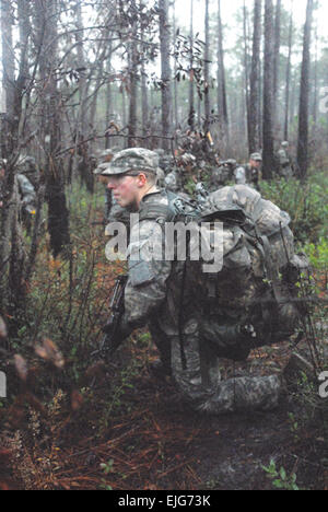 Soldaten nehmen Sie eine Knie und 360-Grad-Sicherheit zu führen, während eine Aufklärungs-Gruppe weiter bewegt, um sicherzustellen, dass ihr Weg klar ist.         Ranger-Studierende erhalten in Florida /-news/2009/12/04/31313-ranger-students-get-swamped-in-florida/index.html überschwemmt. Stockfoto